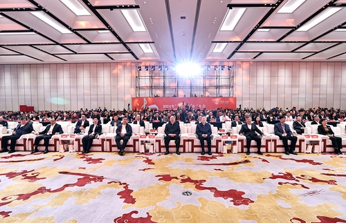 会议现场。 (2)