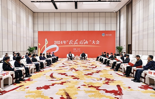毛伟明会见嘉宾代表。