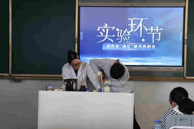 湘潭大学学生党员进中学 开展趣味与知识的安全之旅1