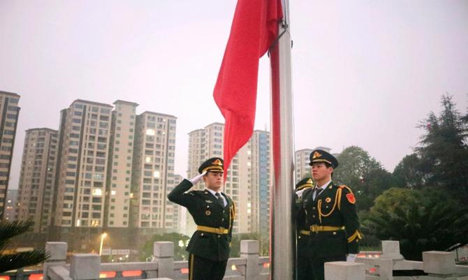 图为升旗仪式现场