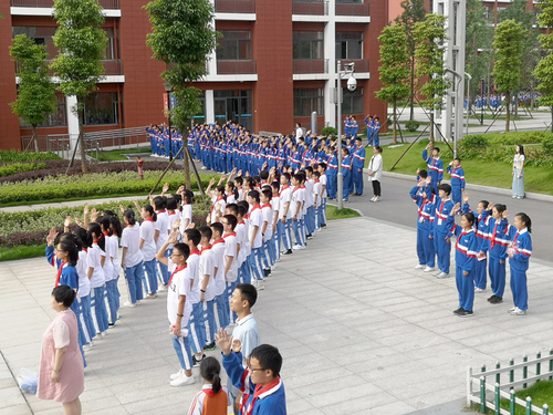 课后活动时，听到国歌响起，师生齐转身敬礼