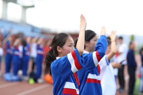 2、向国旗敬礼