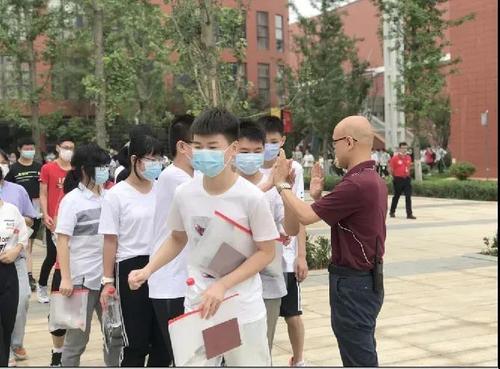 高三出征前，帅校给学生加油