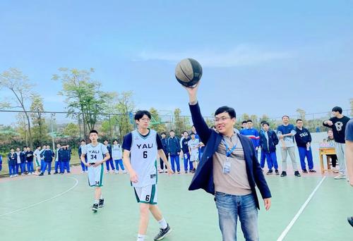 放学后，周孝君主任和学生一起运动