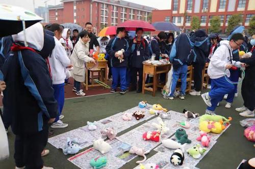 义卖会上，书记与学生同乐！